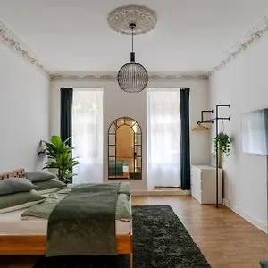  Apartment Leben Wie Ein Kreuzberger Altbau Charme Mit Stuck In Bester Kiezlage